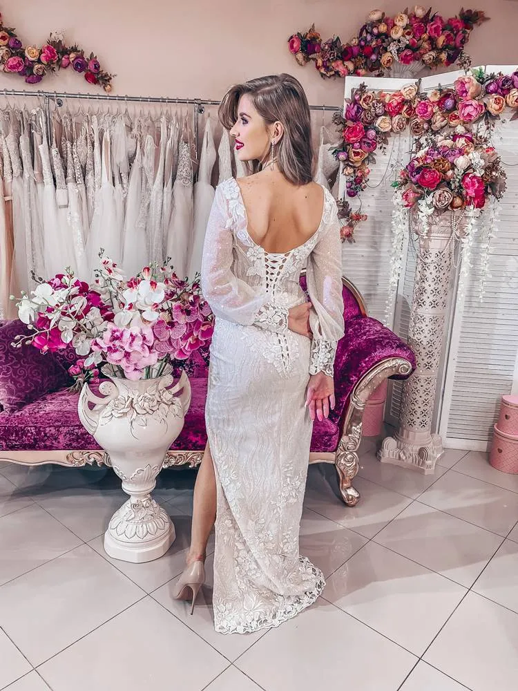 ---Abito da sposa molto particolare e sensuale con strascico rimovibile in tulle, scollo profondo a V e maniche lunghe decorate 