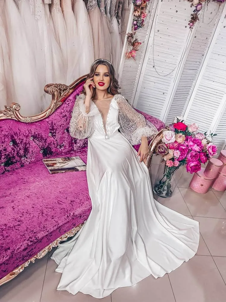 ---Elegante e raffinato abito da sposa scivolato arricchito in trasparenza con tante decorazioni di strass sulle romantiche mani