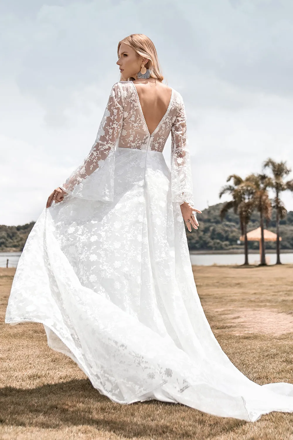 Abito da sposa con maniche svasate in pizzo avorio con scollo a V e linea A