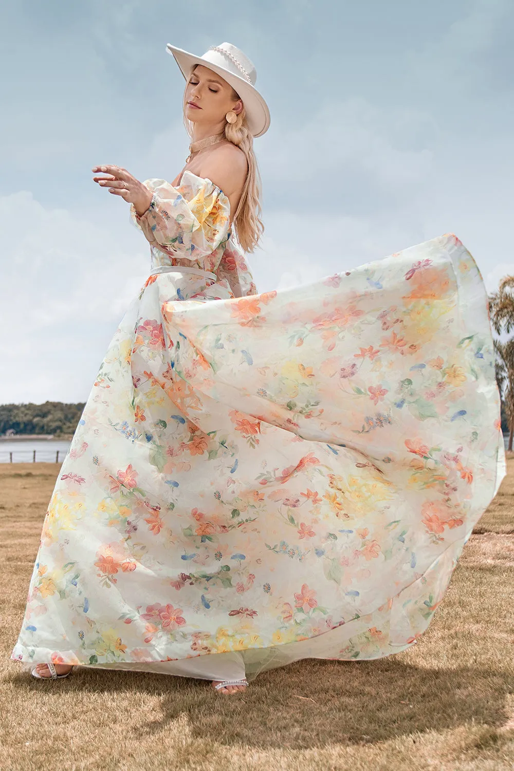 Abito da sposa con strascico floreale avorio con scollo a cuore e maniche