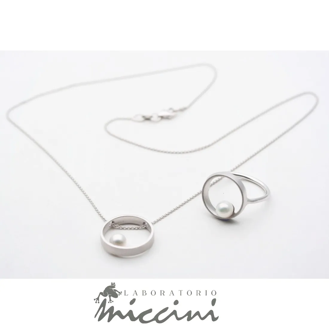 Anello con perla, in oro bianco
