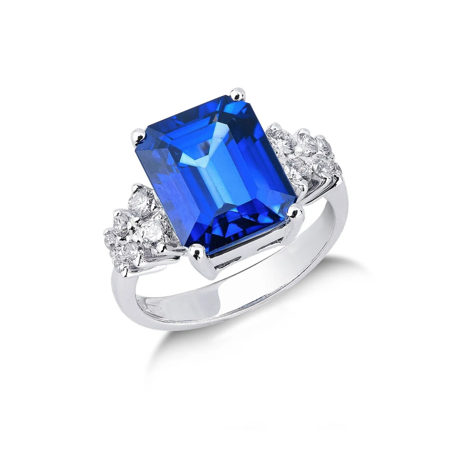 Anello in oro bianco 18k con zaffiro blu al centro e diamanti a scalare