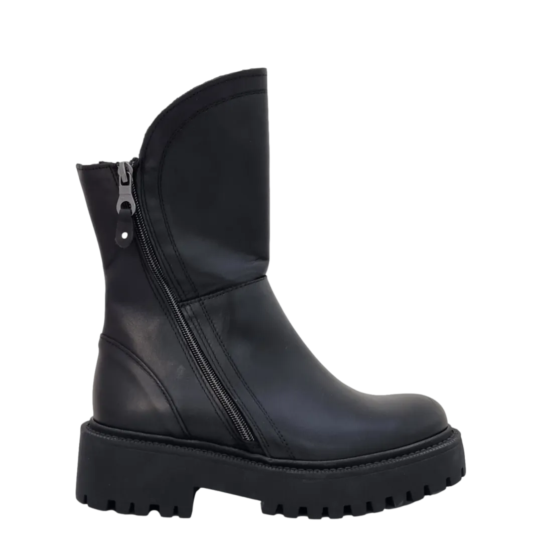 Biker con zip trasversali in vera pelle nero e fondo in gomma alto F/W