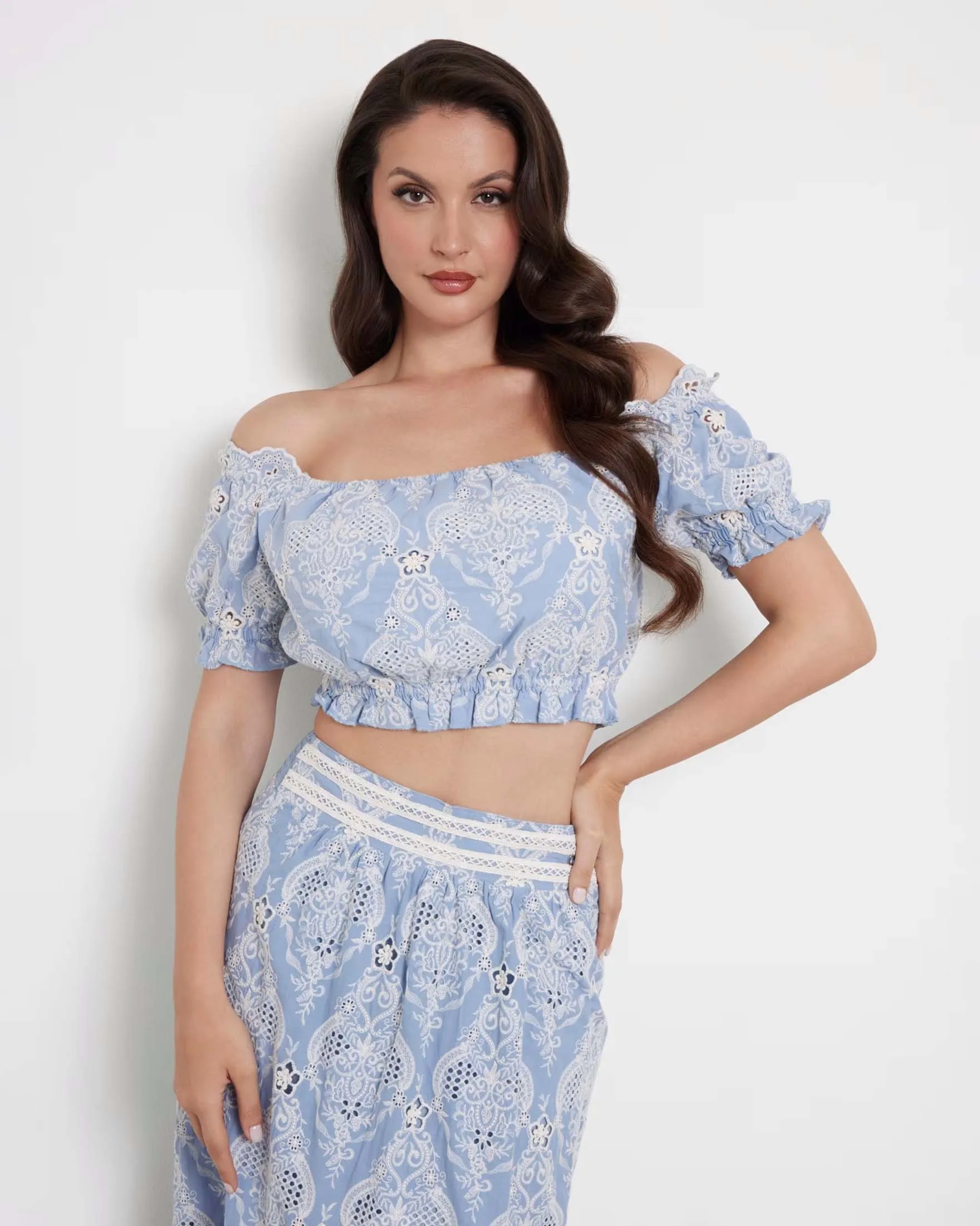 Crop top azzurro in cotone con ricami Sangallo all over bianchi con scollo shiffer e maniche corte