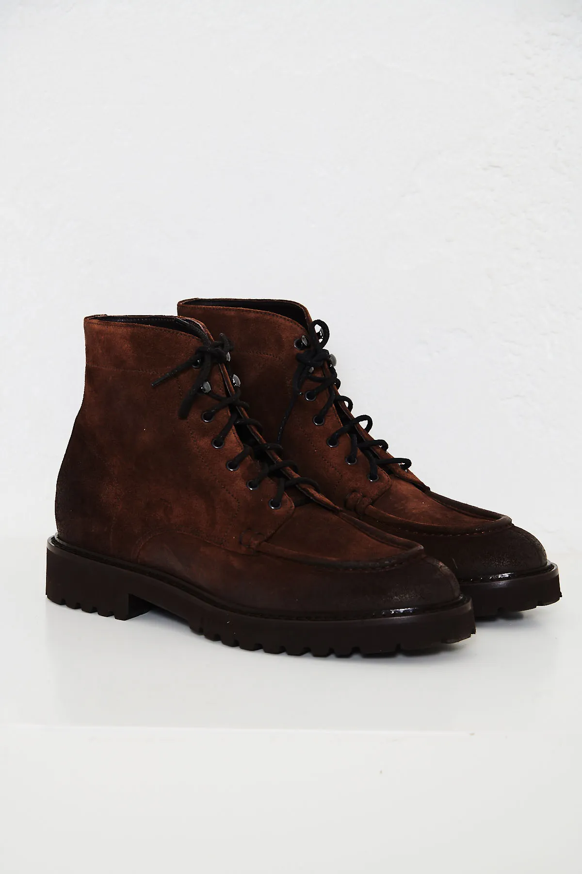 DOUCAL’S Polacchino stringato in suede con fondo carro armato